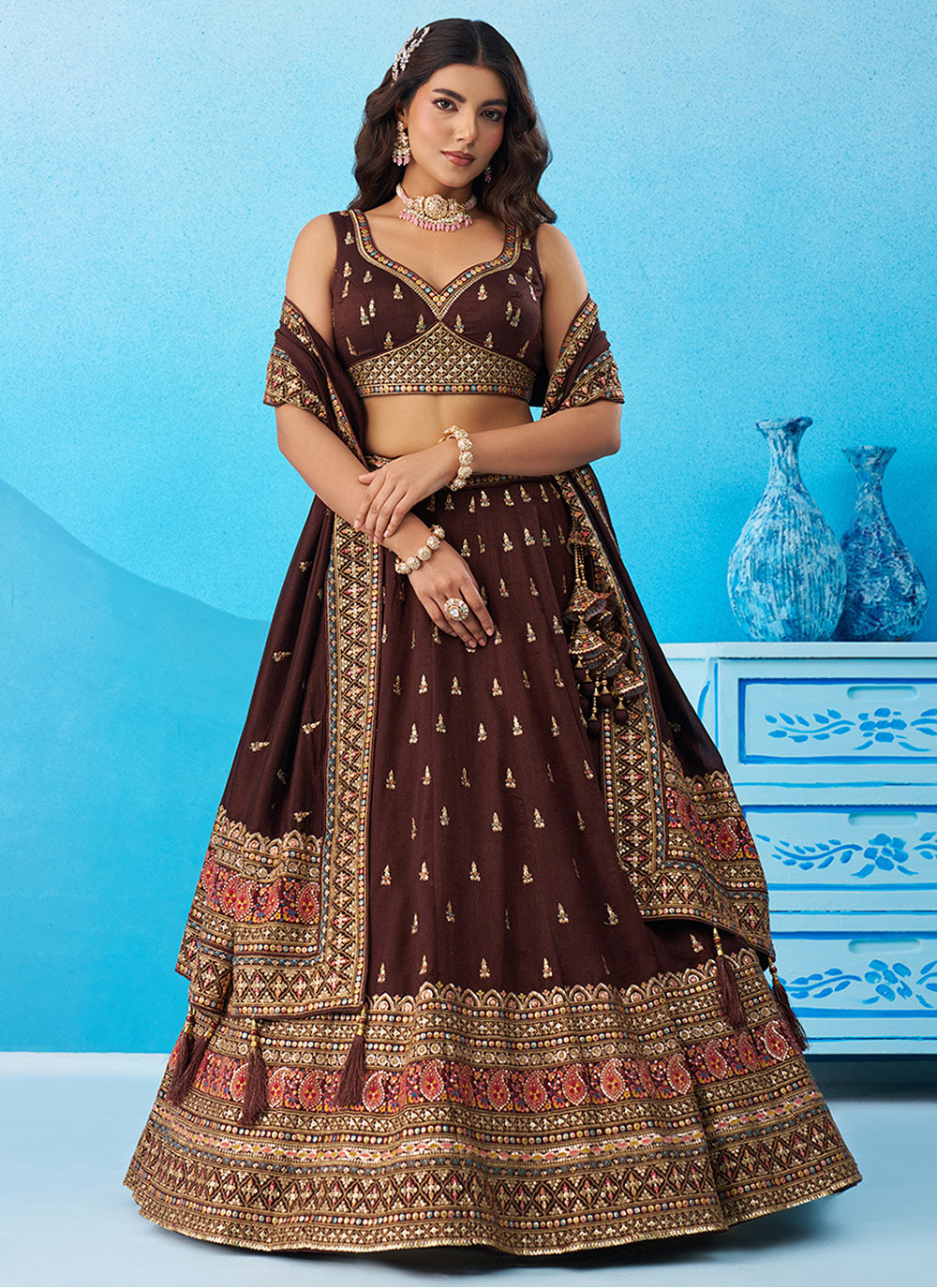 Sehen Sie umwerfend aus in diesem wunderschönen cremefarbenen Lehenga-Set