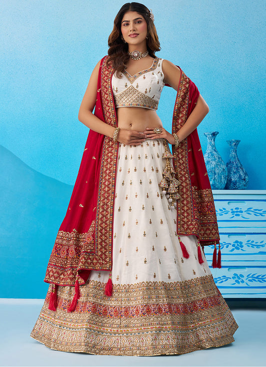 Sehen Sie umwerfend aus in diesem wunderschönen cremefarbenen Lehenga-Set