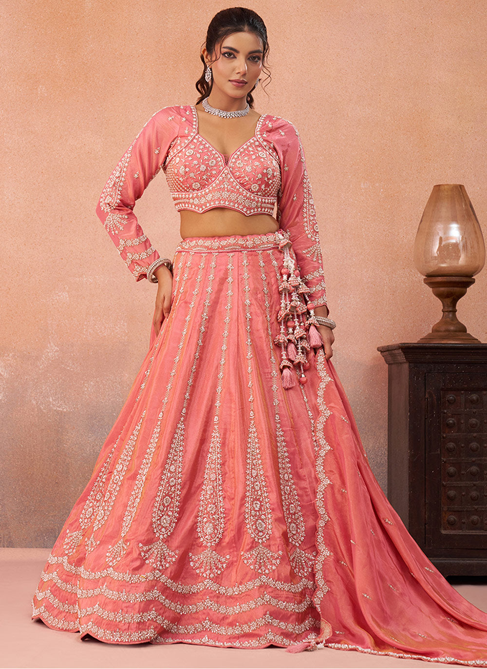 Sehen Sie umwerfend aus in diesem wunderschönen cremefarbenen Lehenga-Set