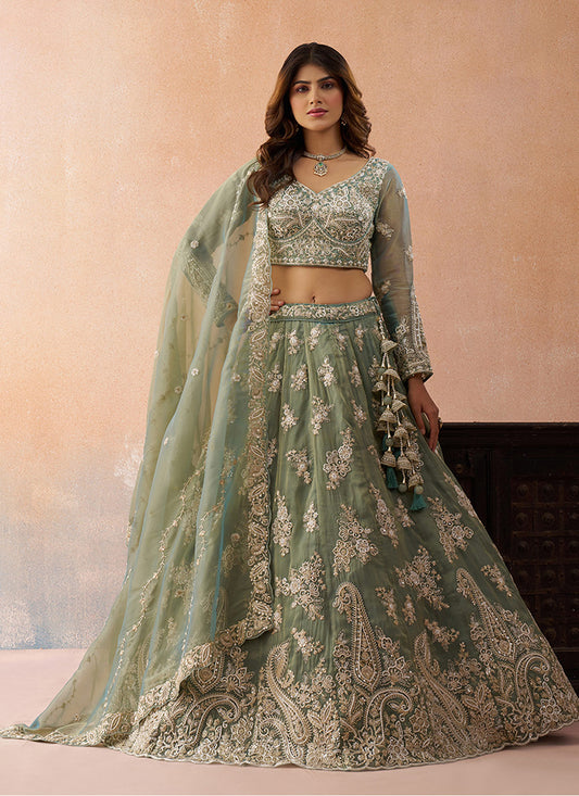 Sehen Sie umwerfend aus in diesem wunderschönen cremefarbenen Lehenga-Set