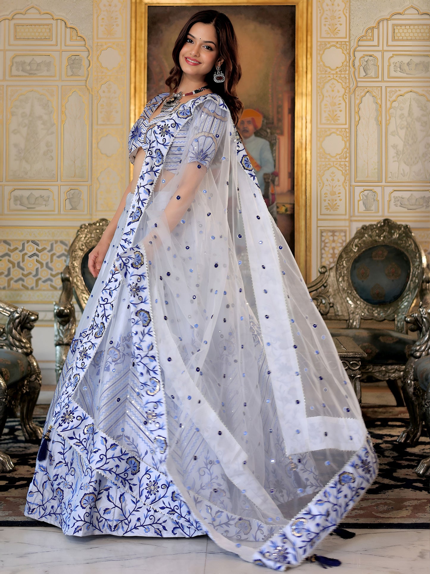 Sehen Sie umwerfend aus in diesem wunderschönen cremefarbenen Lehenga-Set