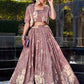 Sehen Sie umwerfend aus in diesem wunderschönen cremefarbenen Lehenga-Set