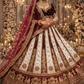 Sehen Sie umwerfend aus in diesem wunderschönen cremefarbenen Lehenga-Set
