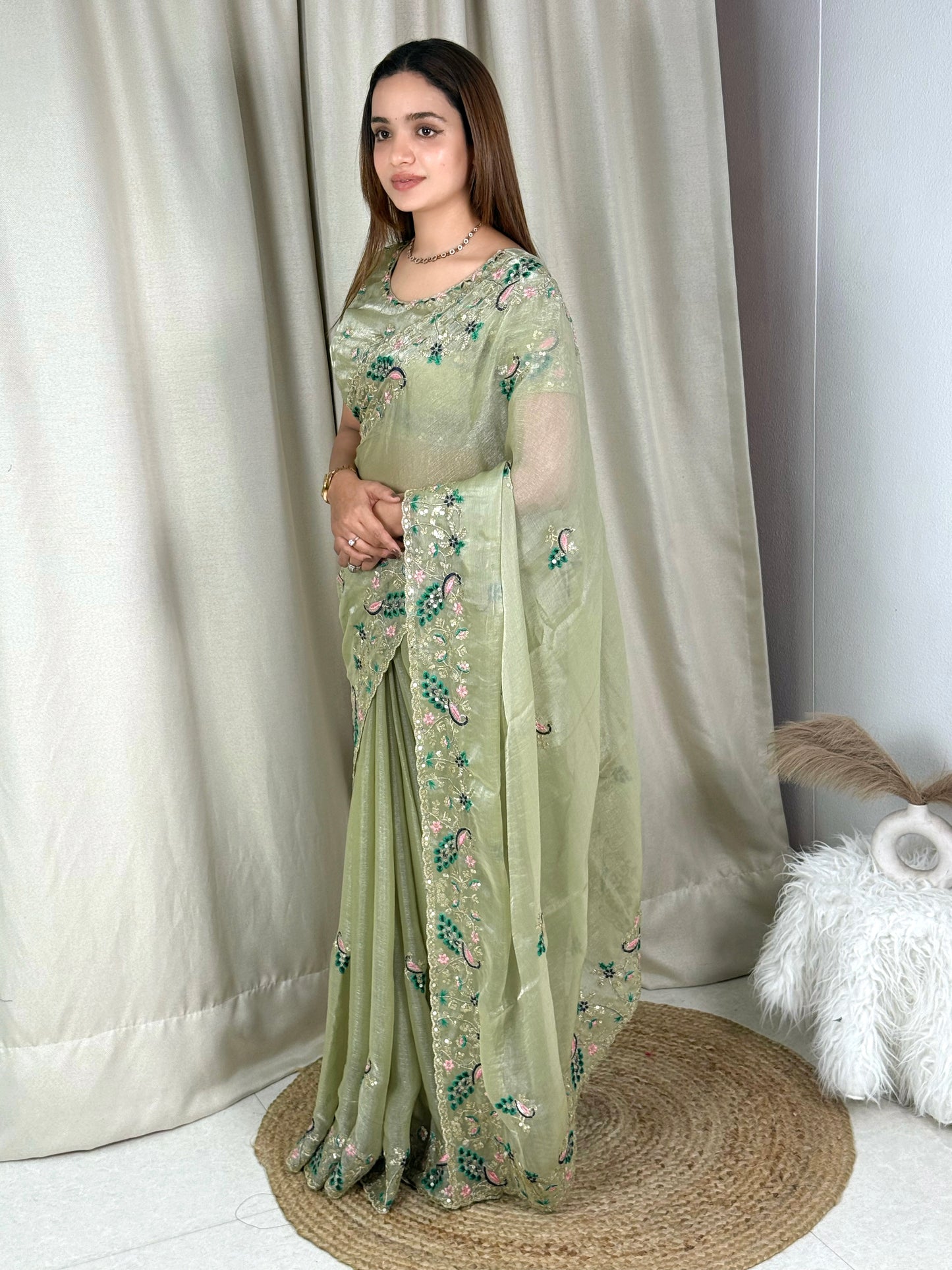 Suche jemanden für einen schönen Sari in der gleichen Farbe