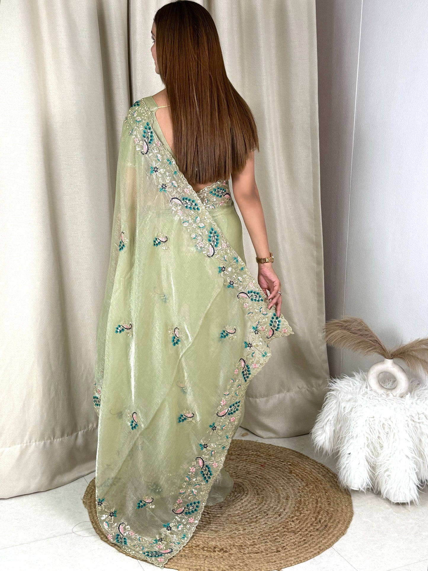 Suche jemanden für einen schönen Sari in der gleichen Farbe