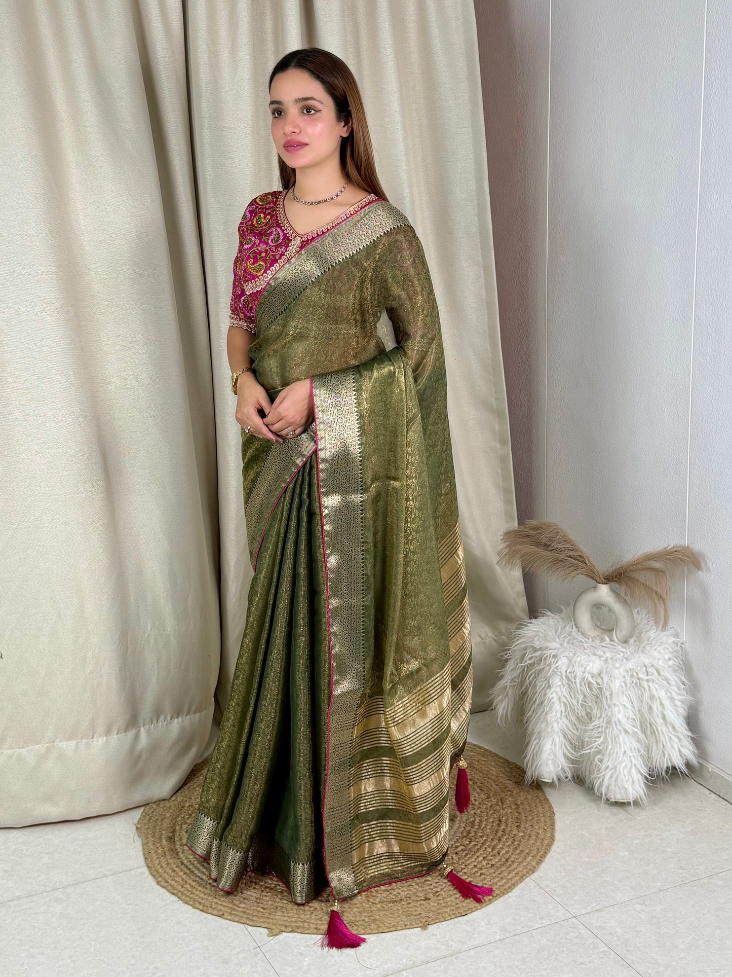 Suche jemanden für einen schönen Sari in der gleichen Farbe