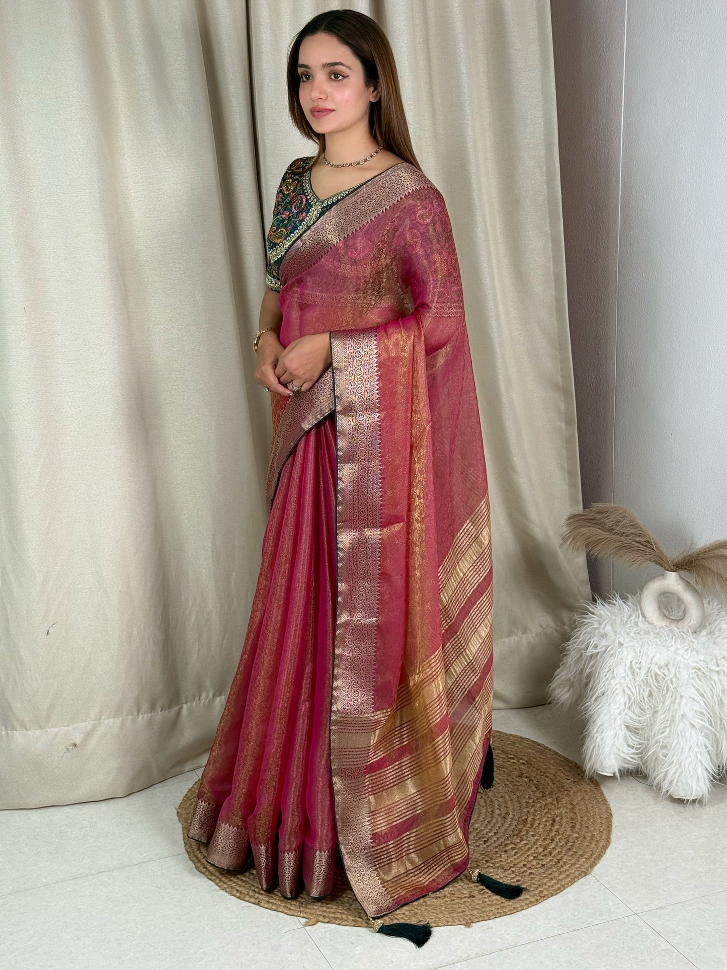 Suche jemanden für einen schönen Sari in der gleichen Farbe