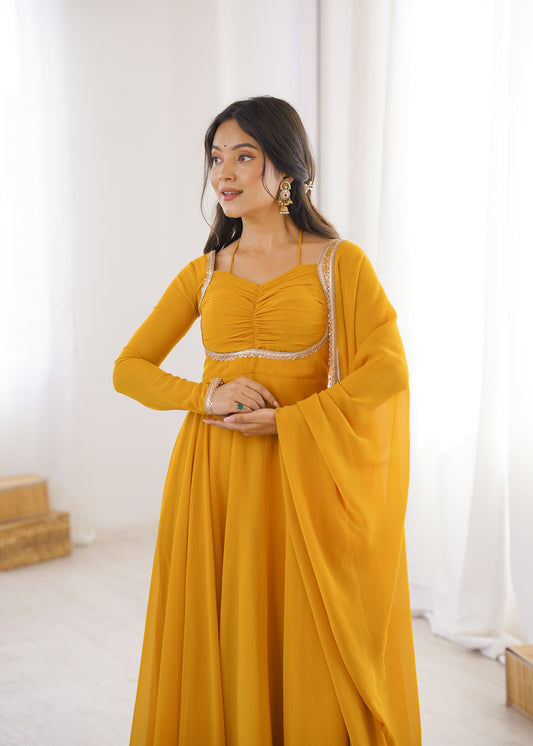 Kleid aus Georgette-Imitat mit üppiger Paillettenstickerei