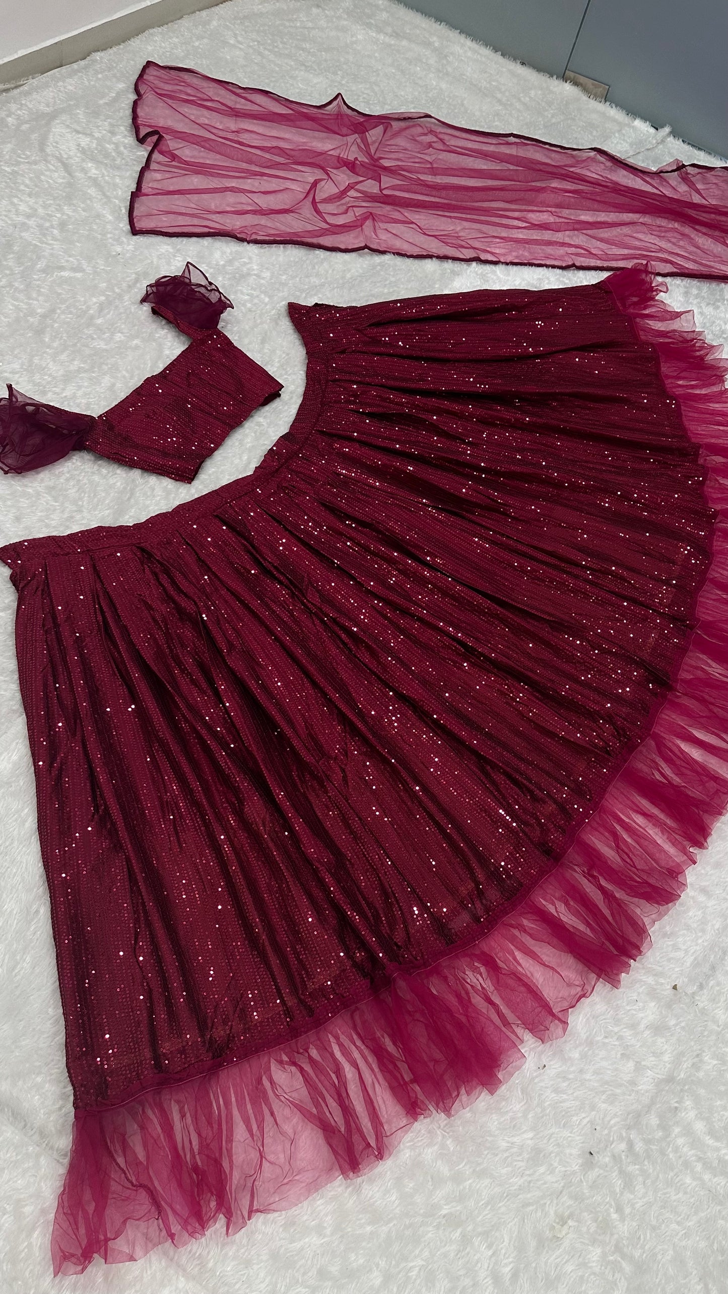 CHOLI LEHENGA BRODÉ EN VELOURS DE SÉQUENCE DE CORDON DE STYLE NEW BEUTIQUE