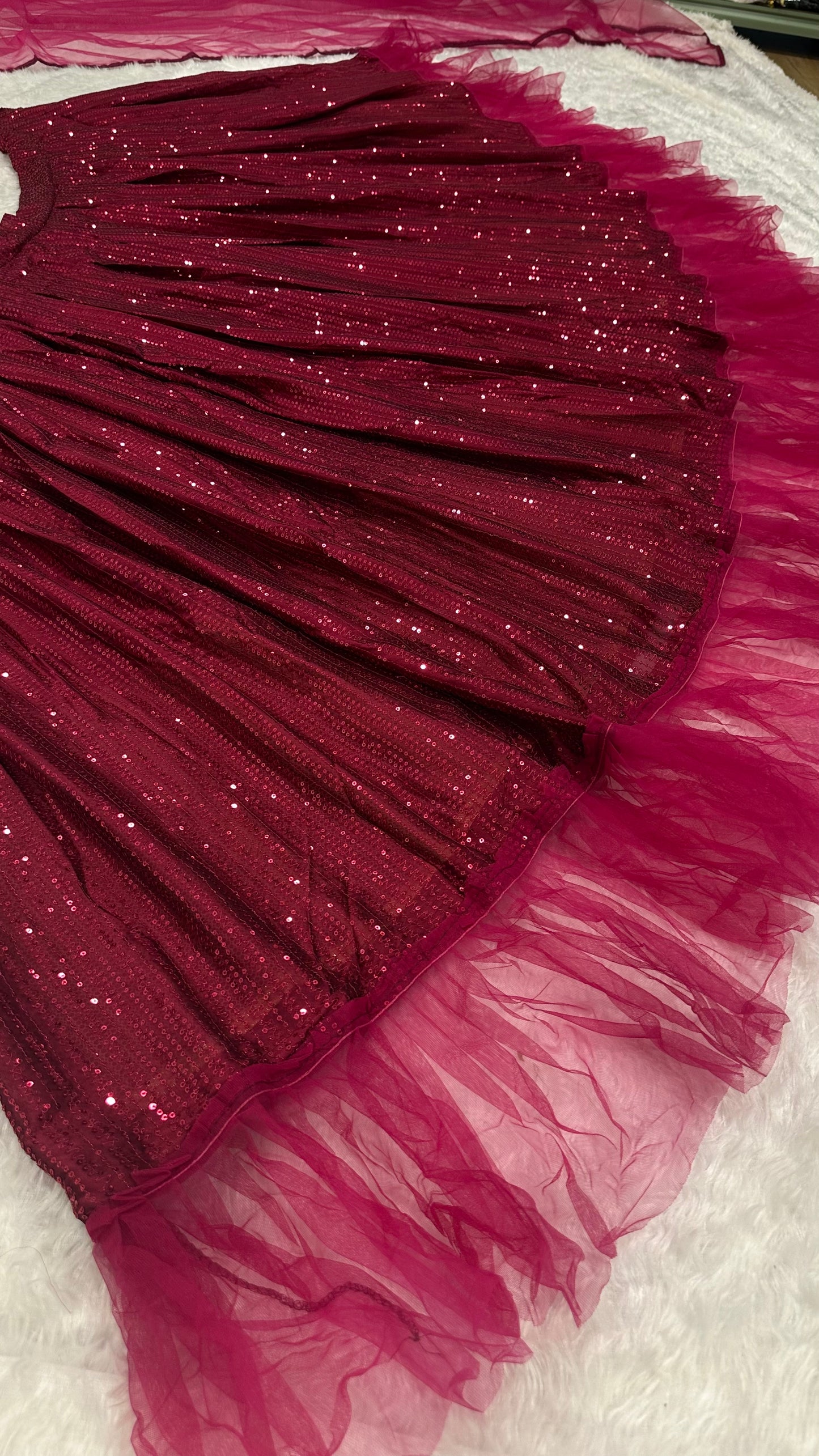 CHOLI LEHENGA BRODÉ EN VELOURS DE SÉQUENCE DE CORDON DE STYLE NEW BEUTIQUE
