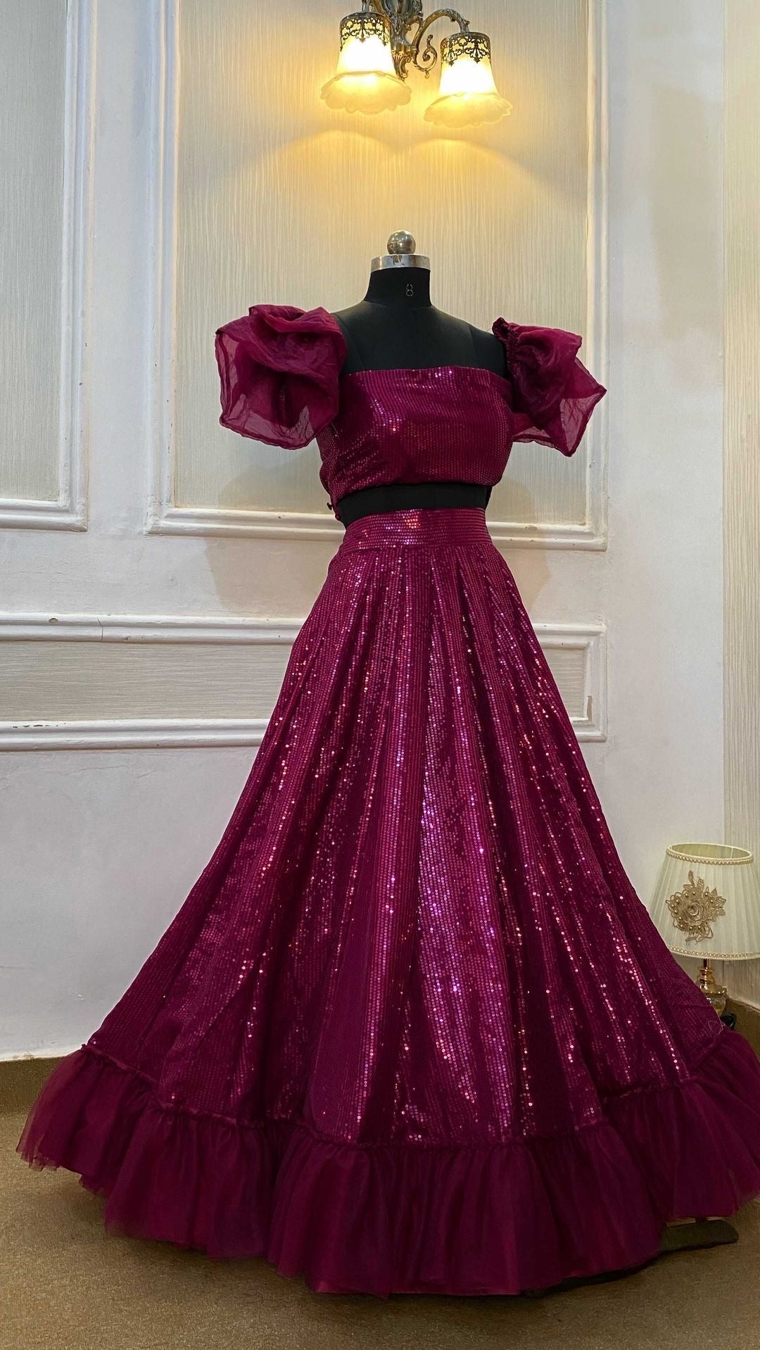 CHOLI LEHENGA BRODÉ EN VELOURS DE SÉQUENCE DE CORDON DE STYLE NEW BEUTIQUE