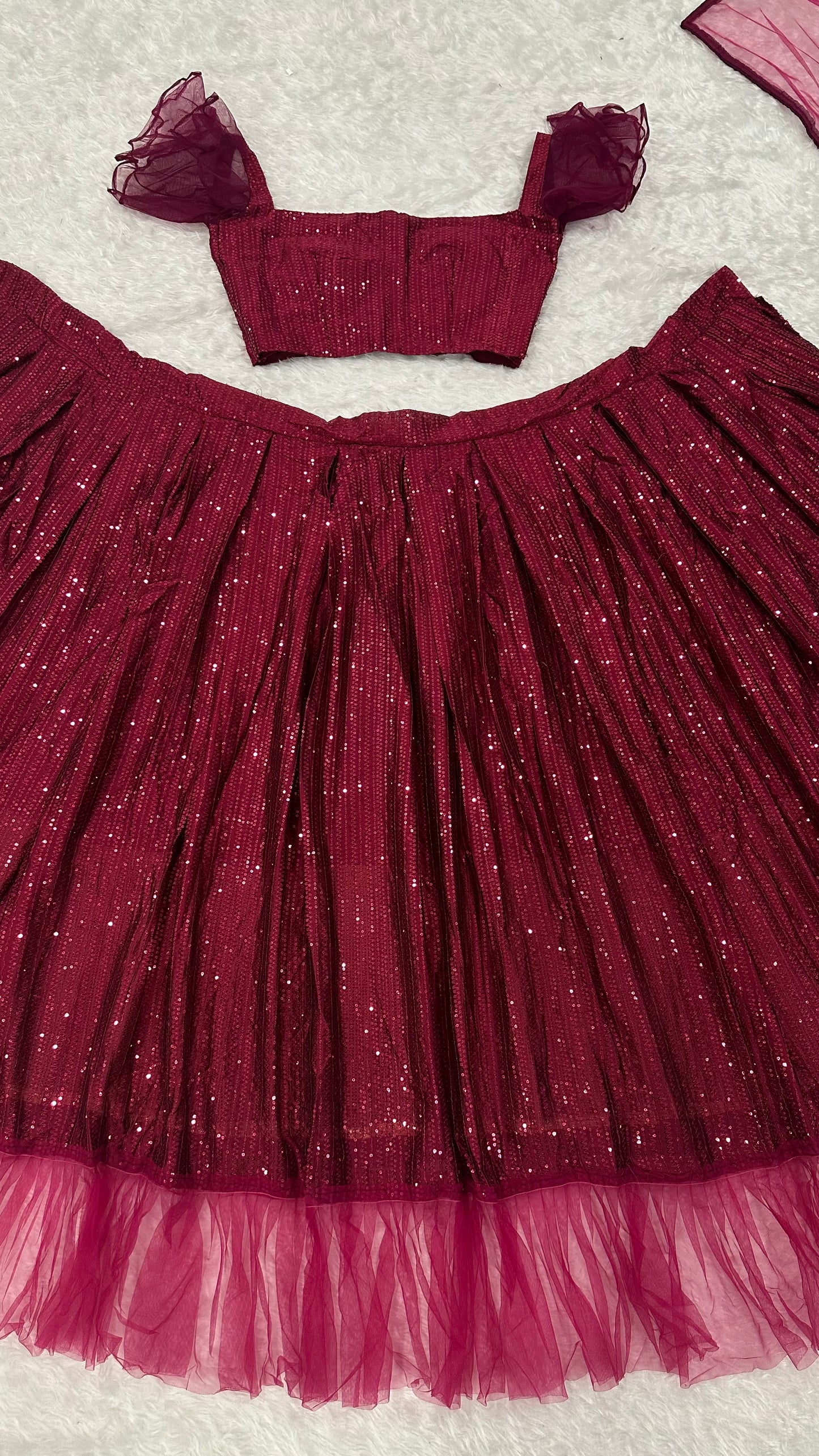 CHOLI LEHENGA BRODÉ EN VELOURS DE SÉQUENCE DE CORDON DE STYLE NEW BEUTIQUE