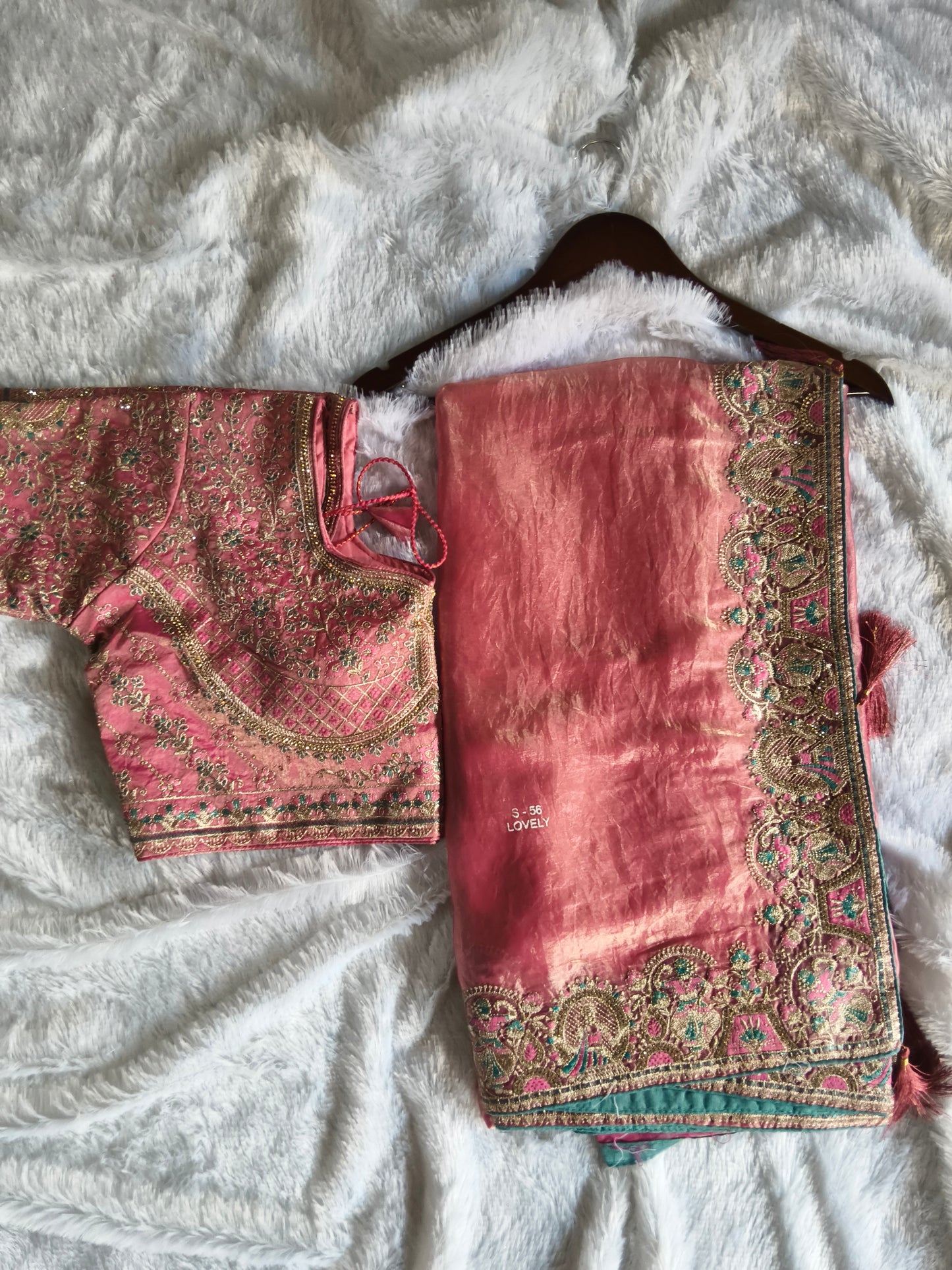 Suche jemanden für einen schönen Sari in der gleichen Farbe