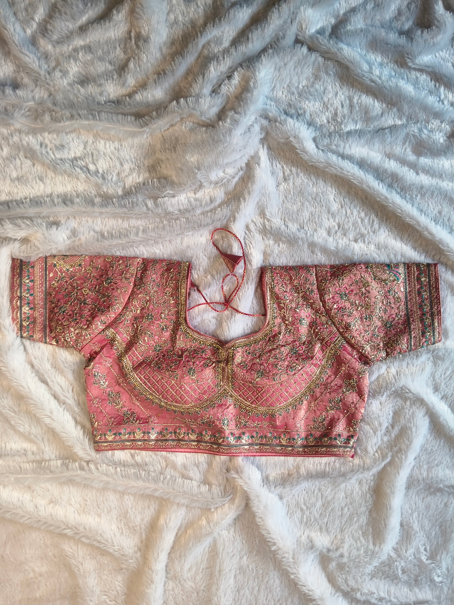 Suche jemanden für einen schönen Sari in der gleichen Farbe