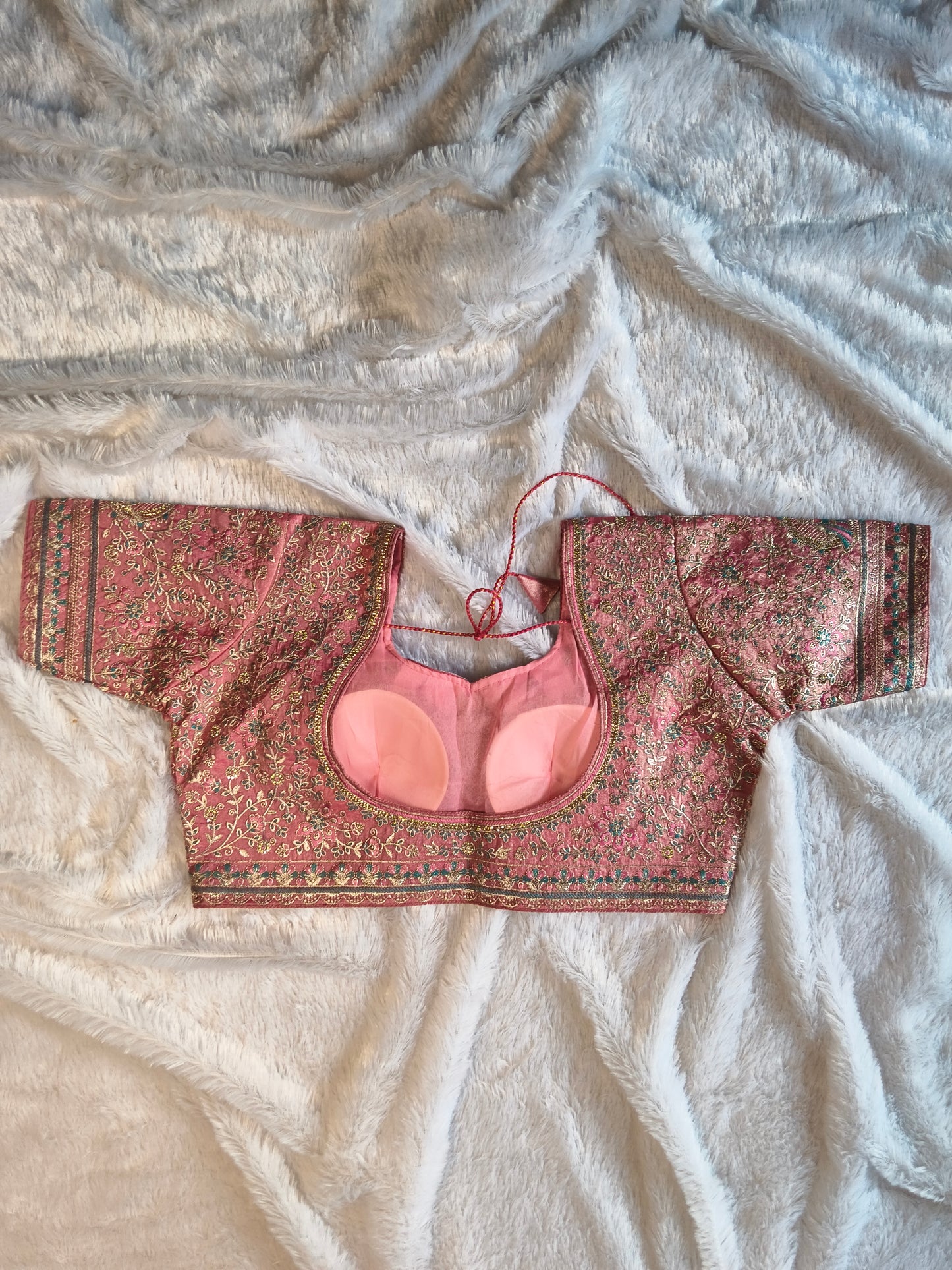 Suche jemanden für einen schönen Sari in der gleichen Farbe