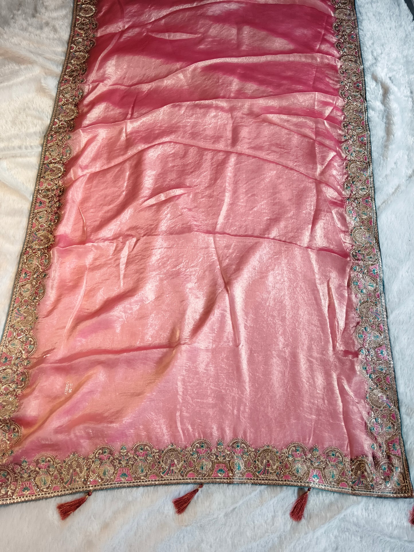 Suche jemanden für einen schönen Sari in der gleichen Farbe