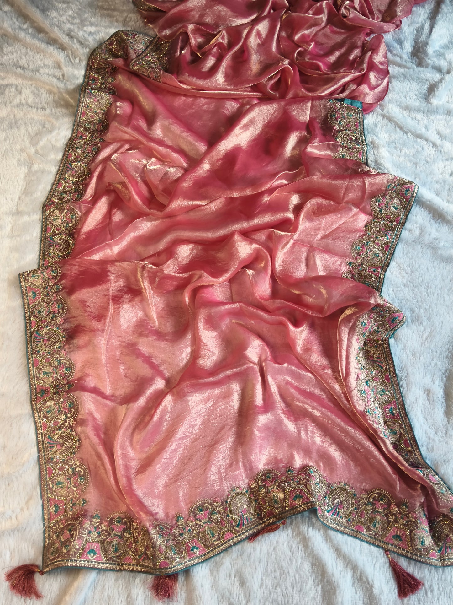 Suche jemanden für einen schönen Sari in der gleichen Farbe