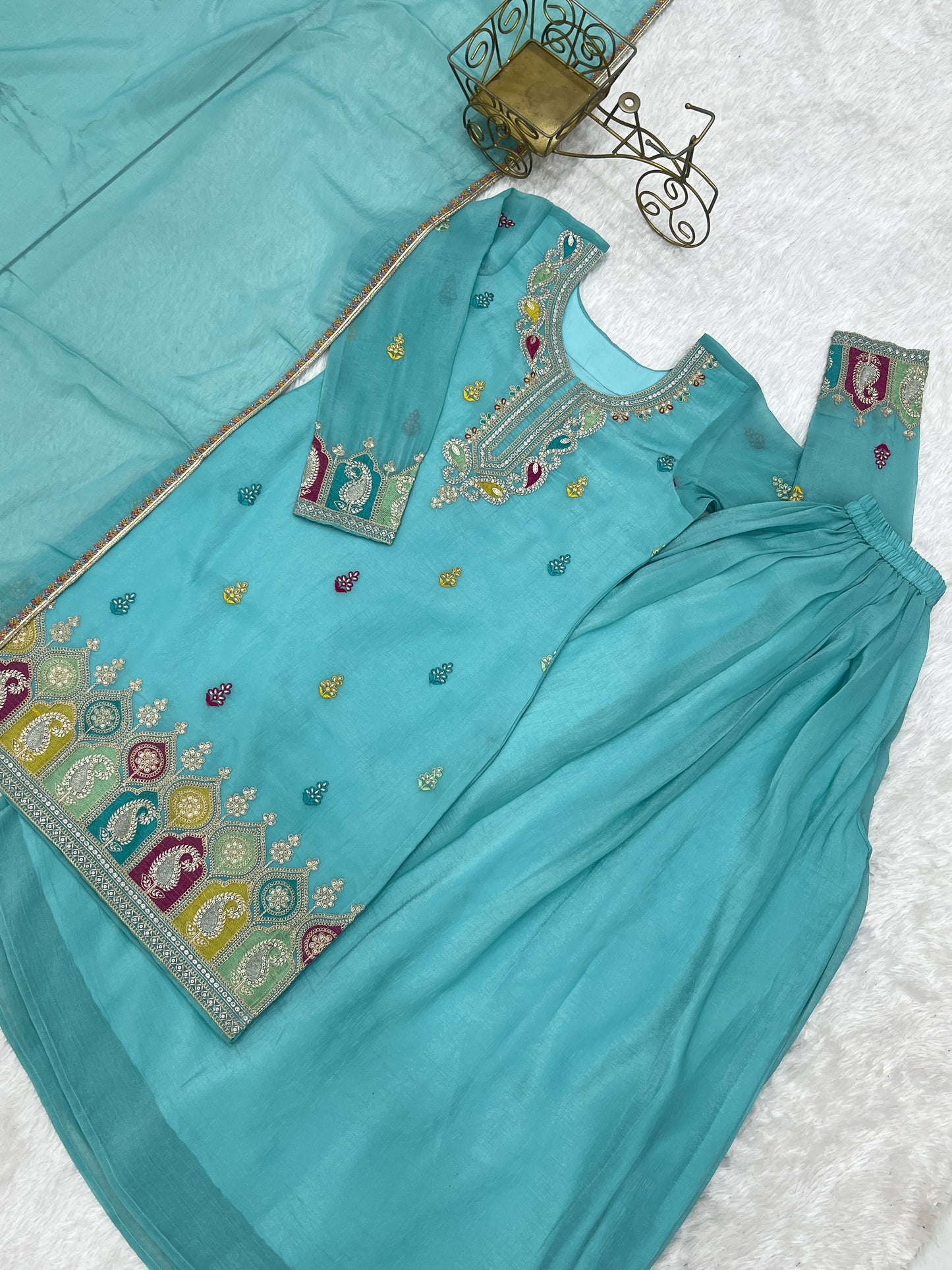 Kleid aus Georgette-Imitat mit üppiger Paillettenstickerei