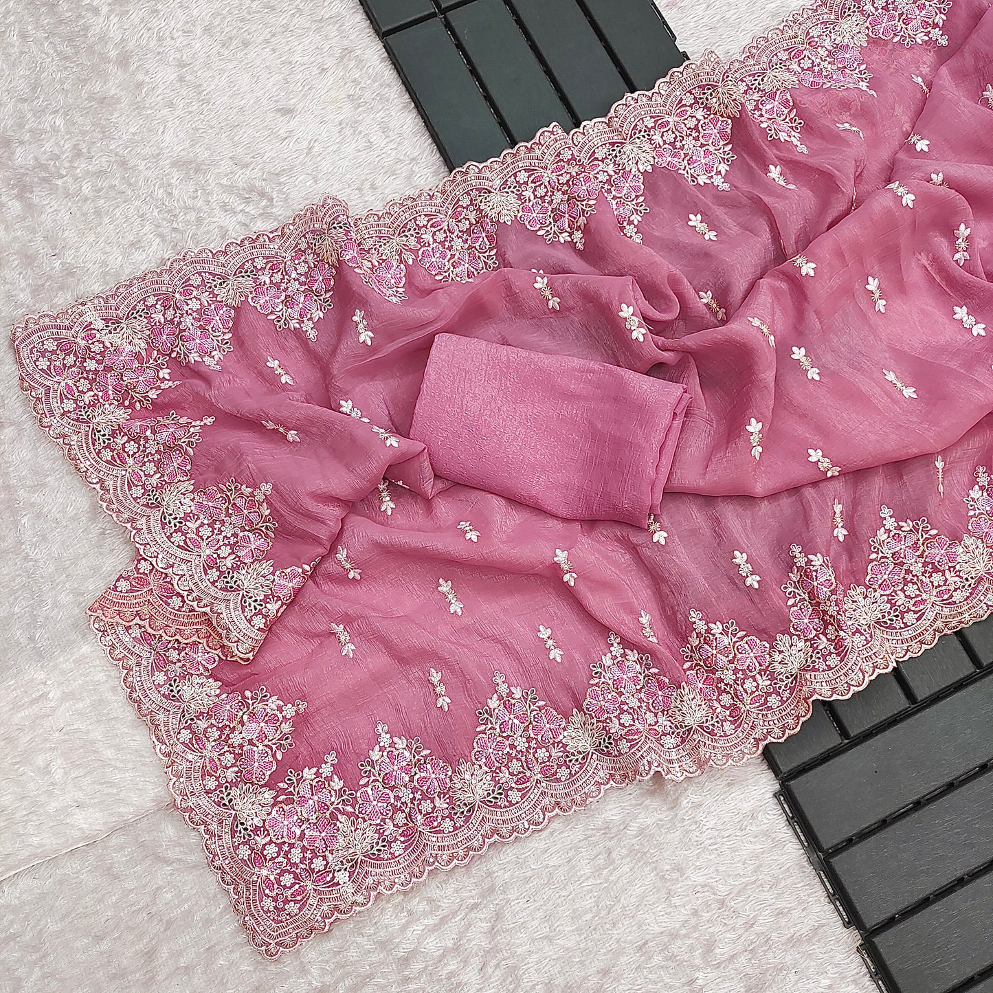 Partykleidung aus weichem Rangoli-Seidensari