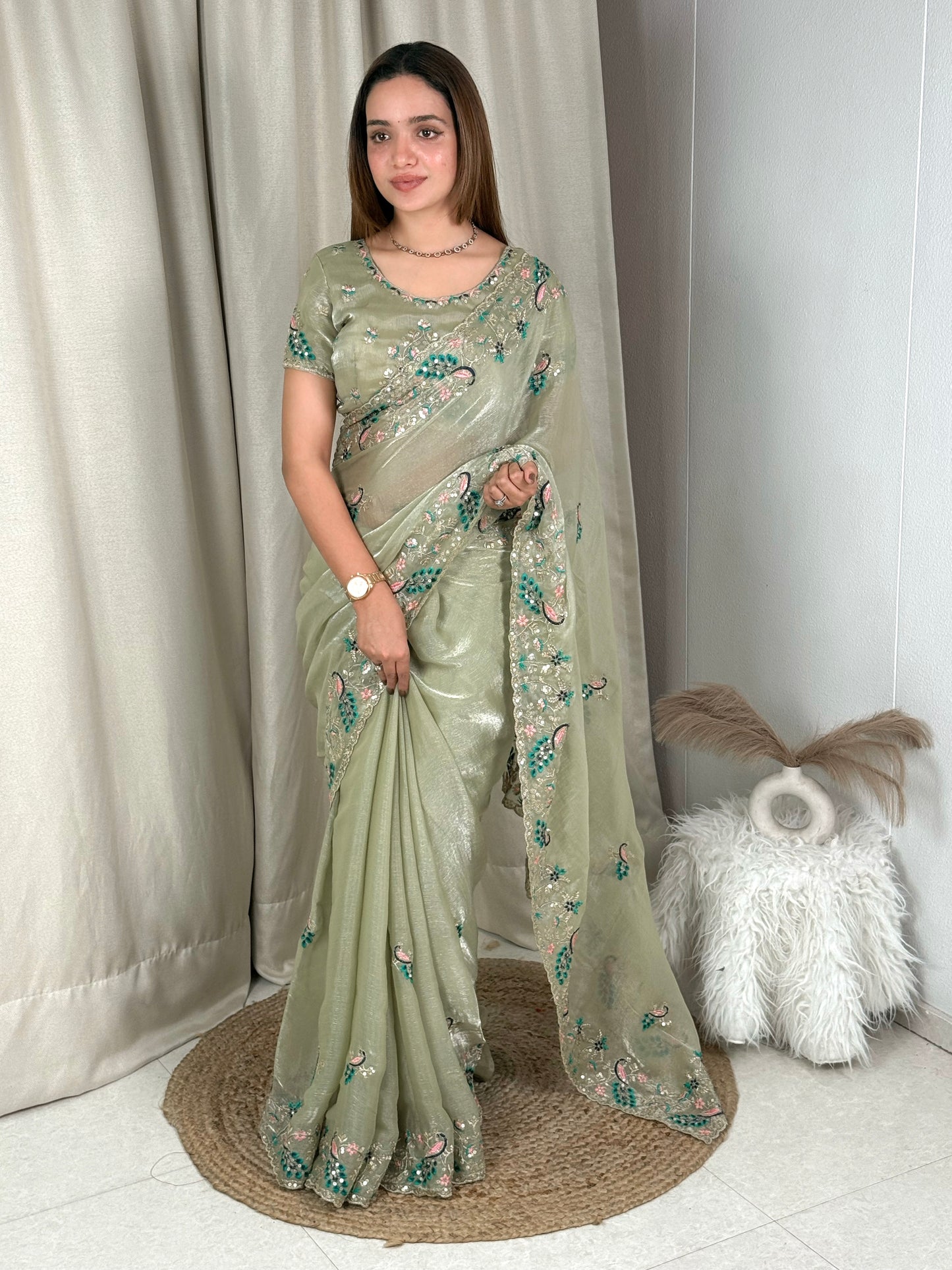 Suche jemanden für einen schönen Sari in der gleichen Farbe