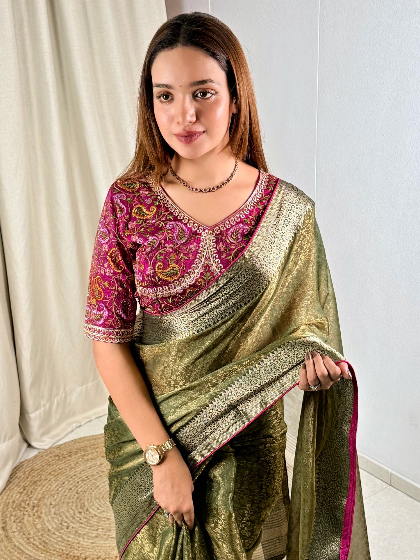 Suche jemanden für einen schönen Sari in der gleichen Farbe