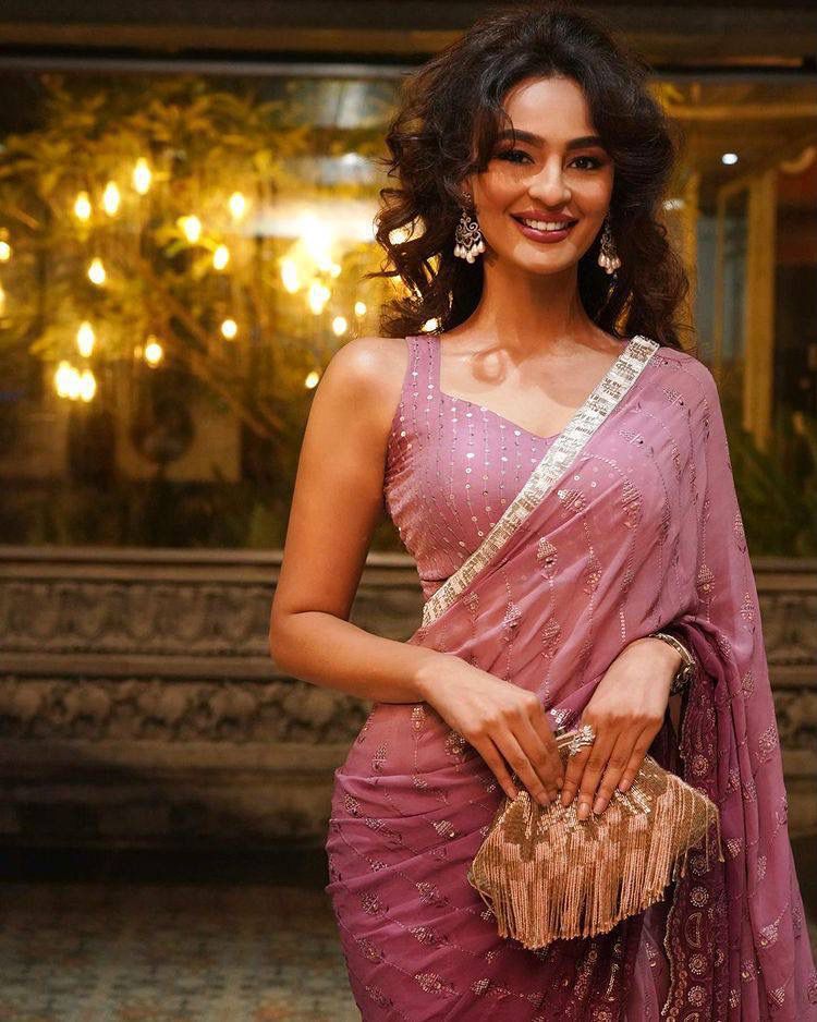 SUPERHIT TRENDING BOLLYWOOD BLOCK BUSTER EMBROIDERED COTTON THREAD & SEQUINS WORK DESIGNER SAREE🥻