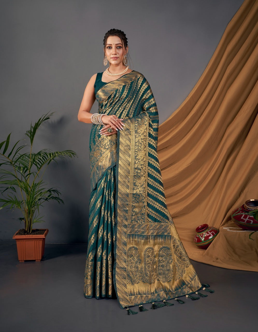 BEAUTIFUL RICH PALLU &  ZARI ITS ORIGINAL ZARI BORDER WORK