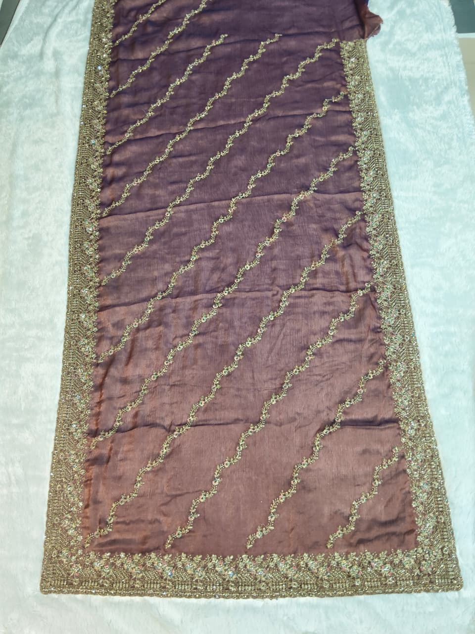 Suche jemanden für einen schönen Sari in der gleichen Farbe