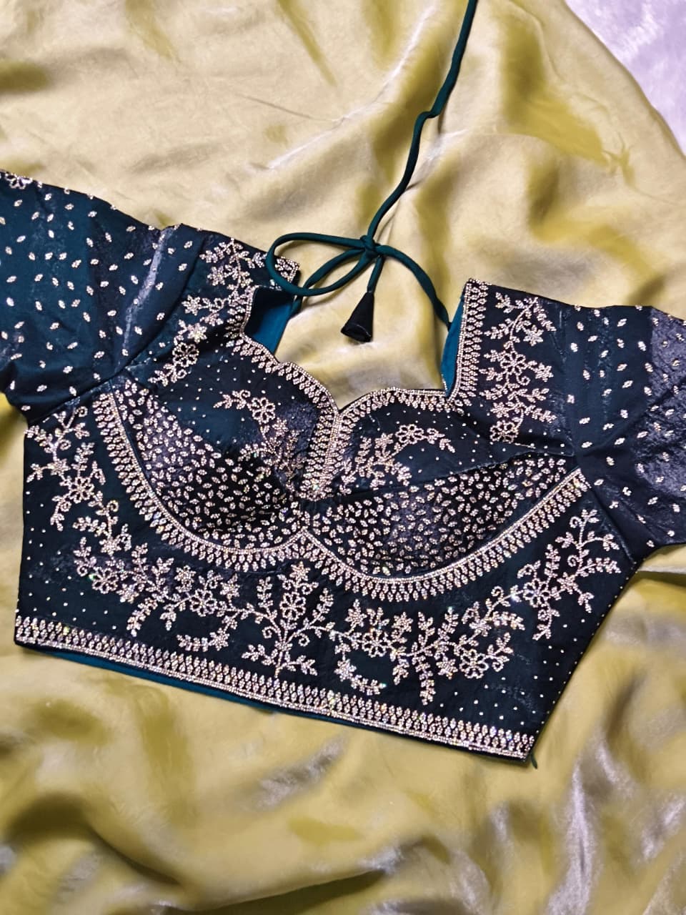 Suche jemanden für einen schönen Sari in der gleichen Farbe