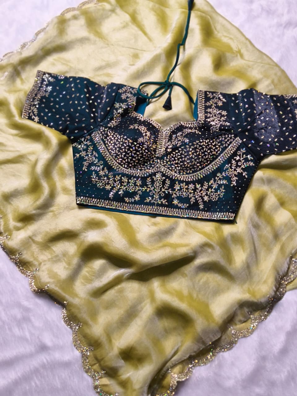 Suche jemanden für einen schönen Sari in der gleichen Farbe