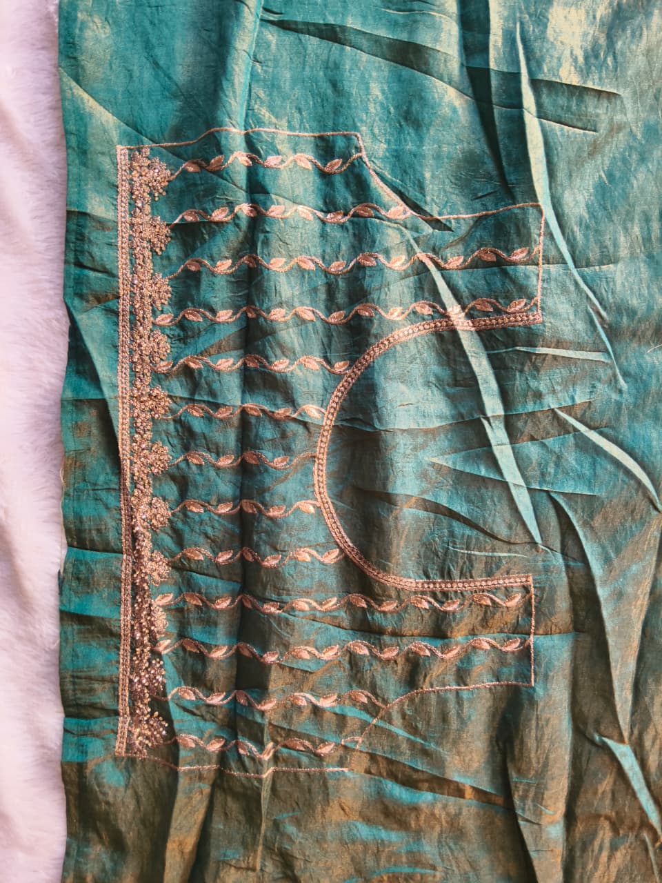 Je recherche quelqu'un pour ce magnifique sari de la même couleur