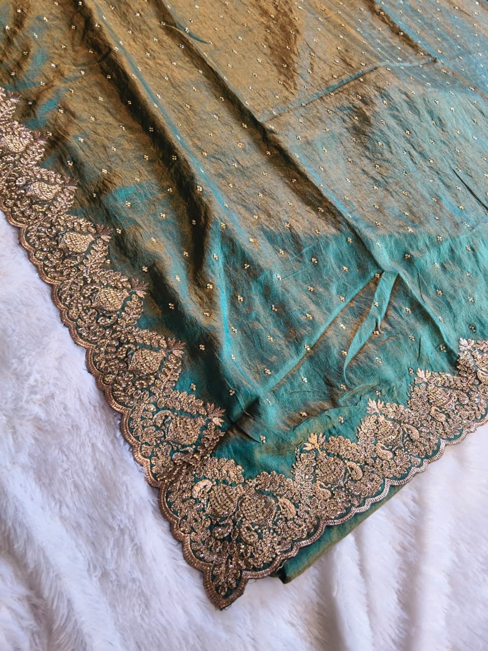 Je recherche quelqu'un pour ce magnifique sari de la même couleur