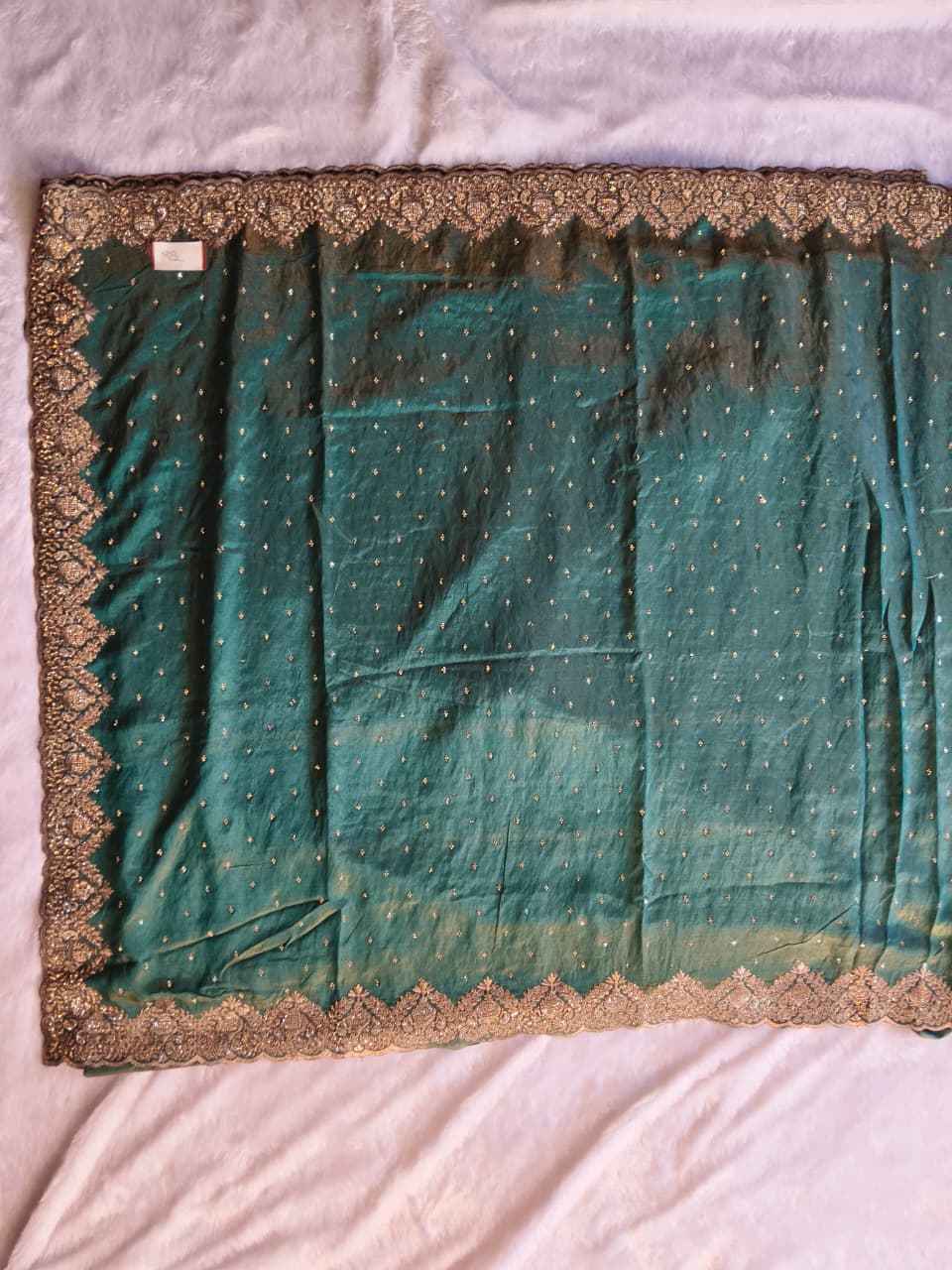 Je recherche quelqu'un pour ce magnifique sari de la même couleur