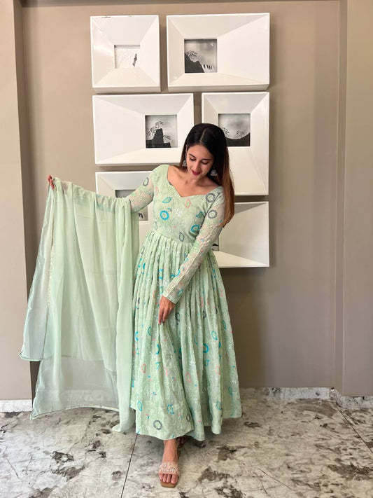 New Đěsigner Anarkali Suit In New Fancy Style