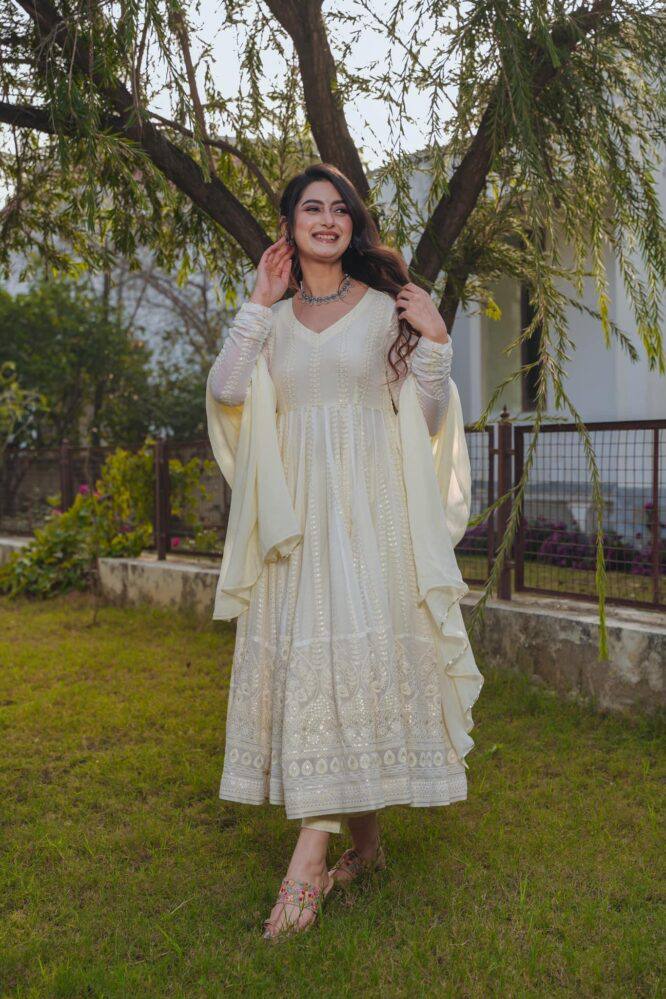 LUNCHING NEW ĐĚSIGNER PARTY WEAR LOOK CHIKANKARI GOWN WITH DUPPATA