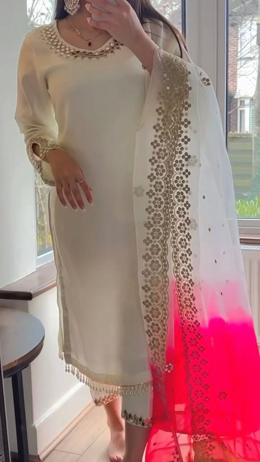 UNCHING NEW ĐĚSIGNER PARTY WEAR KURTI AND PANT WITH FANCY DUPPATA