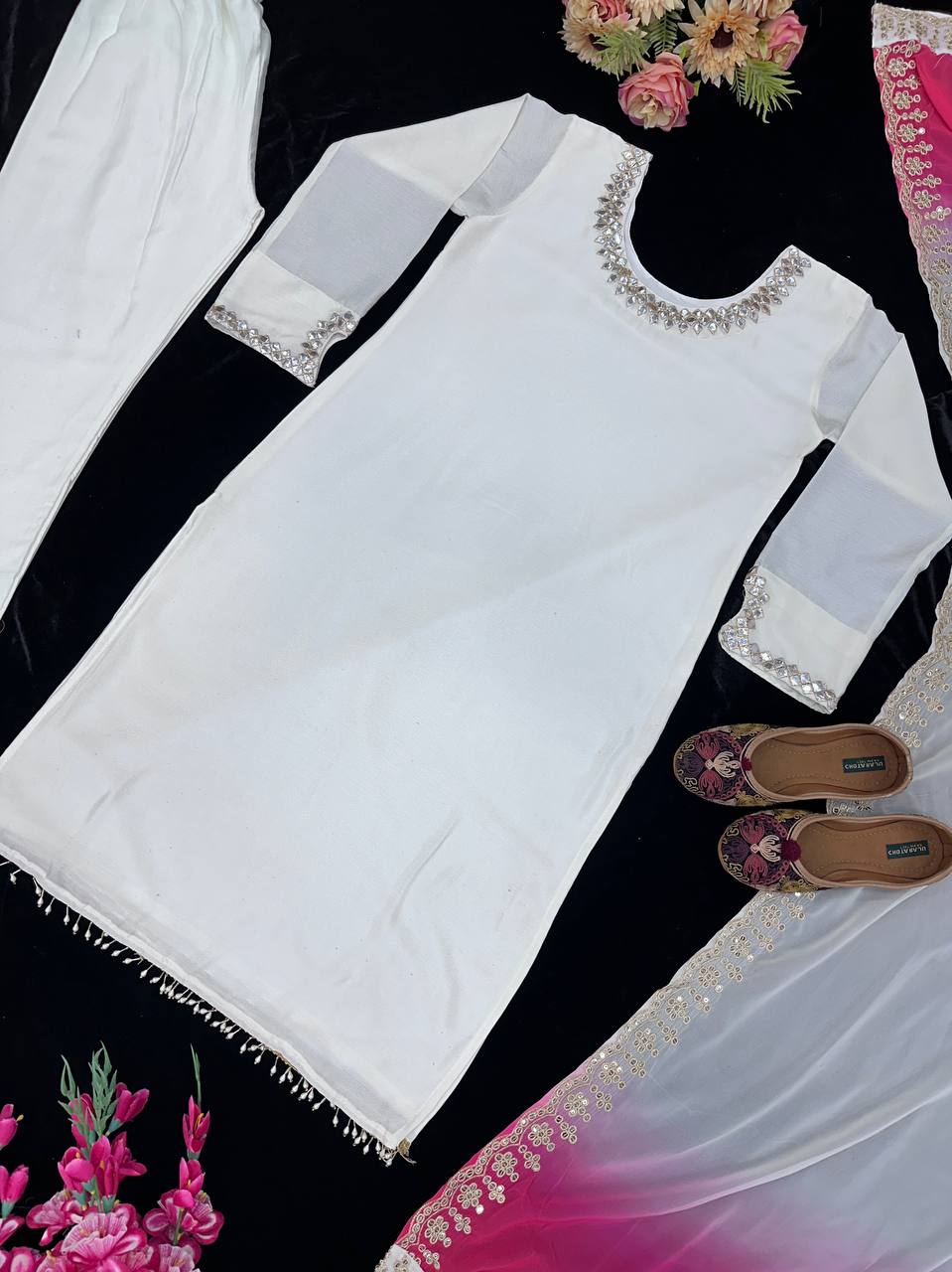 UNCHING NEW ĐĚSIGNER PARTY WEAR KURTI AND PANT WITH FANCY DUPPATA