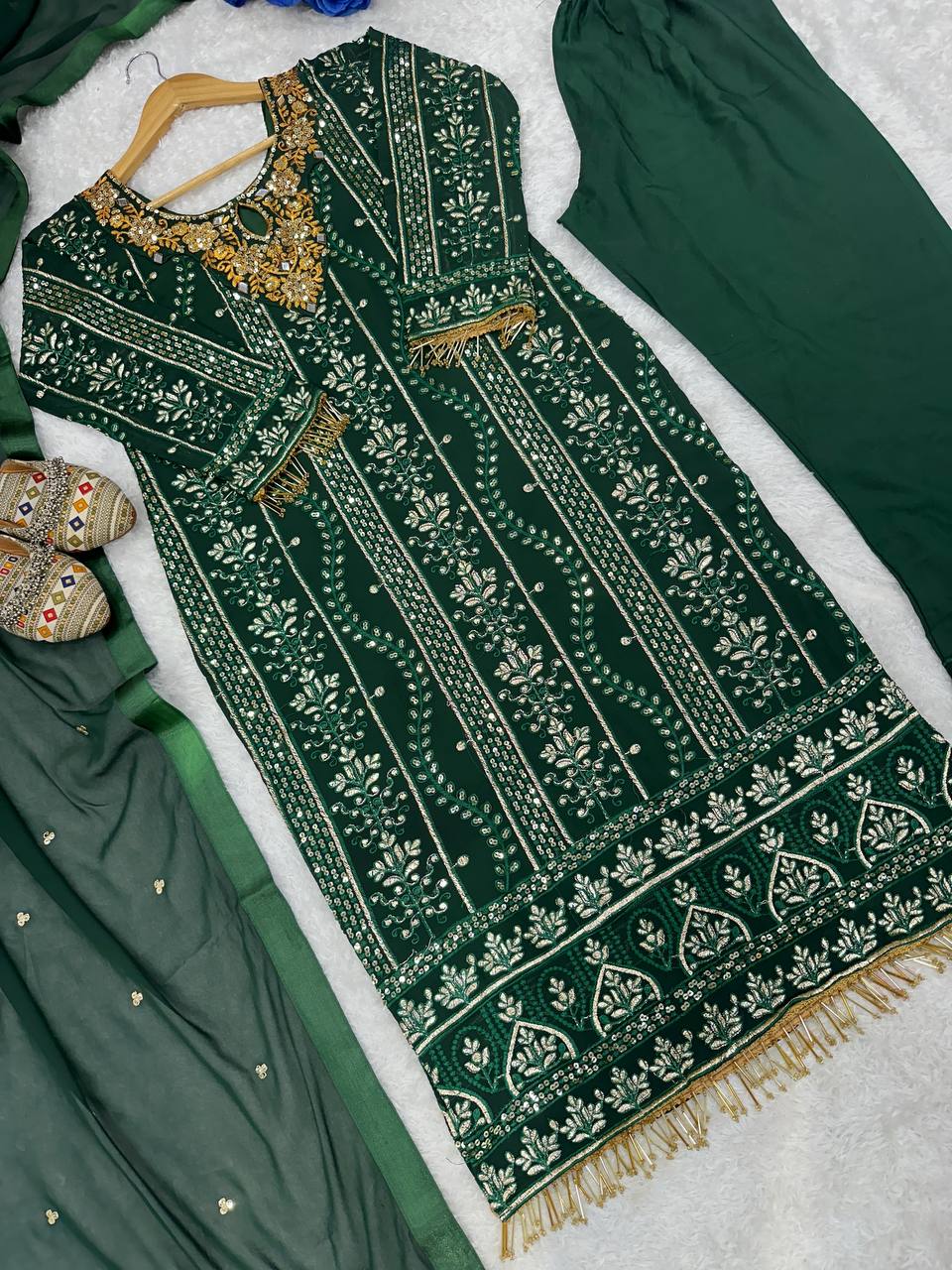 NEW ĐĚSIGNER PARTY WEAR KURTI AND PANT WITH FANCY DUPPATA WITH HAVY EMBROIDERY WORK