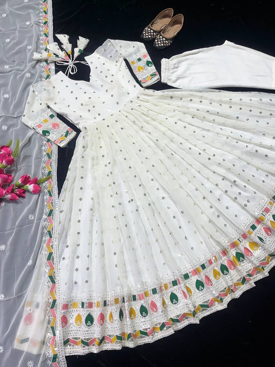 WITE COLOUR  New  Đěsigner Anarkali Suit In New Fancy Style*👌💕