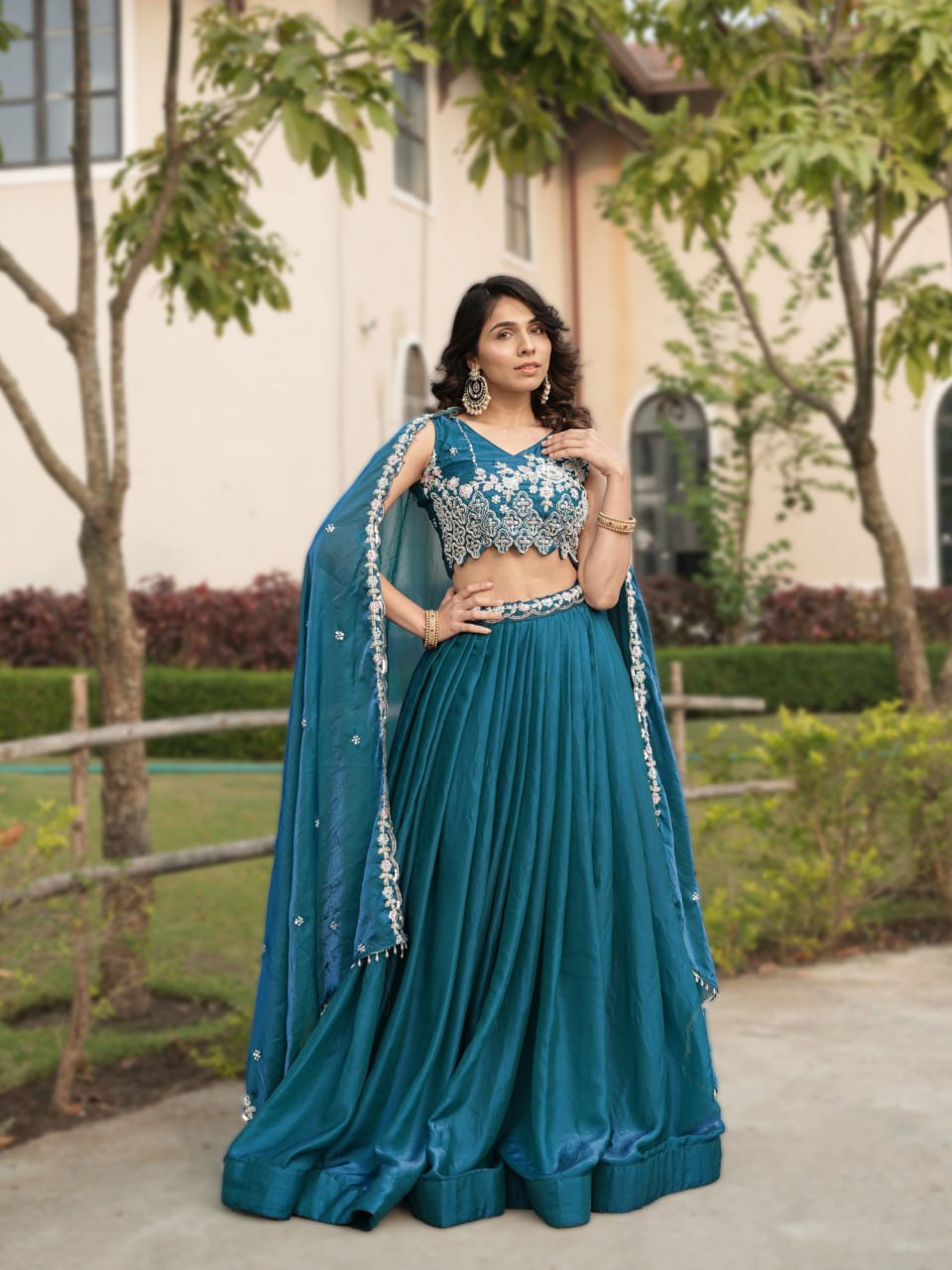 Sehen Sie umwerfend aus in diesem wunderschönen cremefarbenen Lehenga-Set