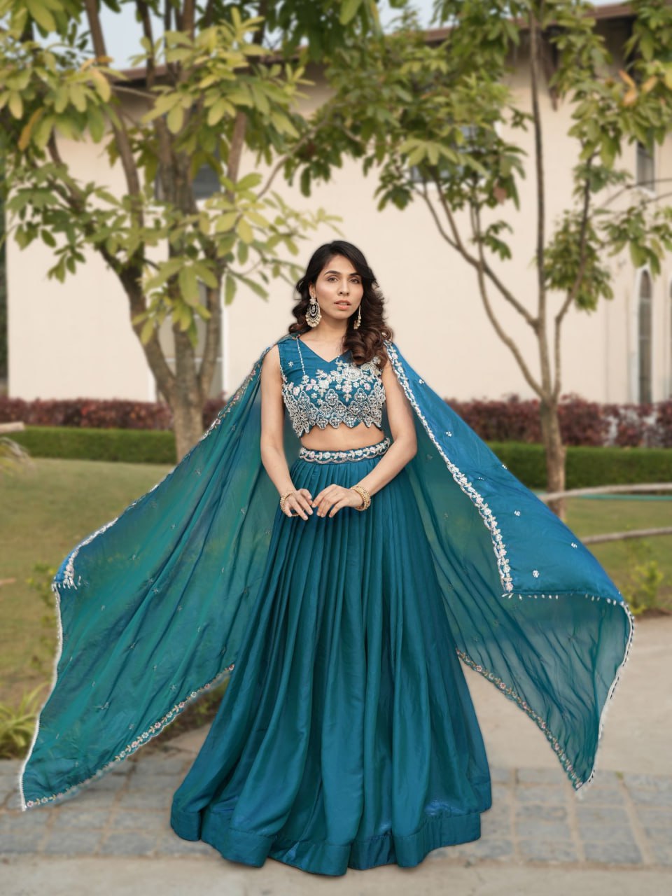 Sehen Sie umwerfend aus in diesem wunderschönen cremefarbenen Lehenga-Set