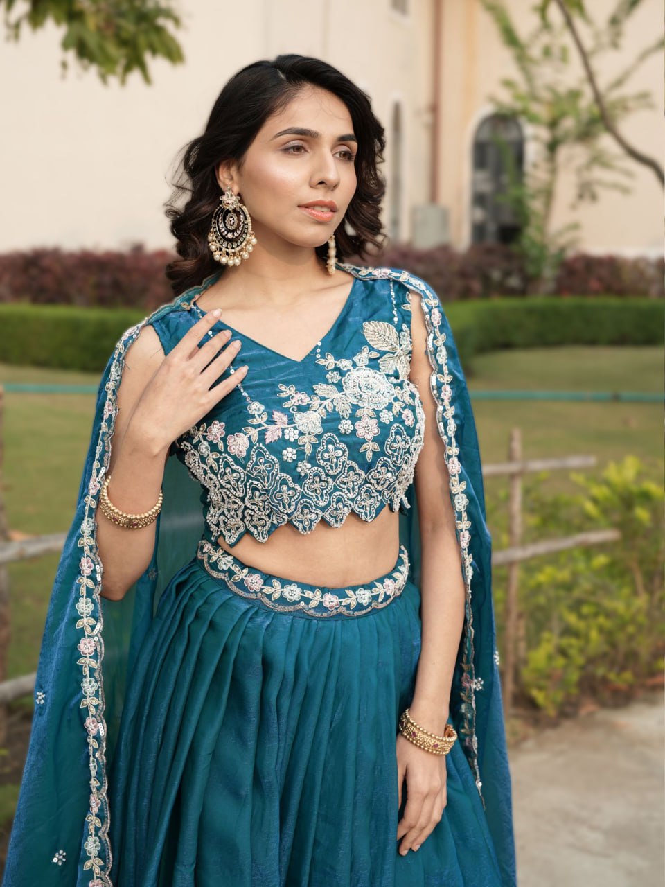 Sehen Sie umwerfend aus in diesem wunderschönen cremefarbenen Lehenga-Set