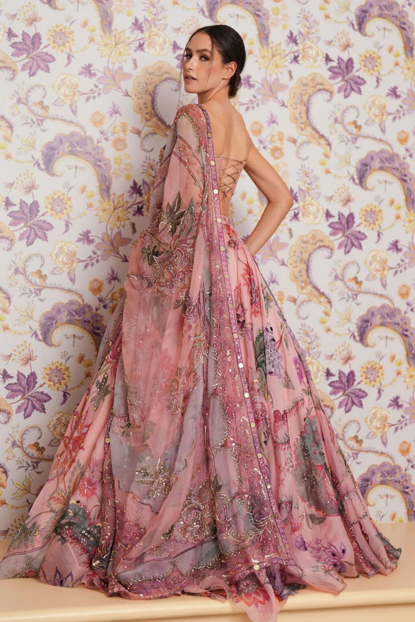 Sehen Sie umwerfend aus in diesem wunderschönen cremefarbenen Lehenga-Set