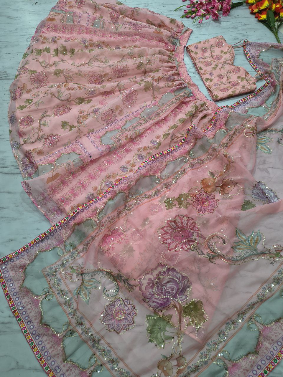 Sehen Sie umwerfend aus in diesem wunderschönen cremefarbenen Lehenga-Set