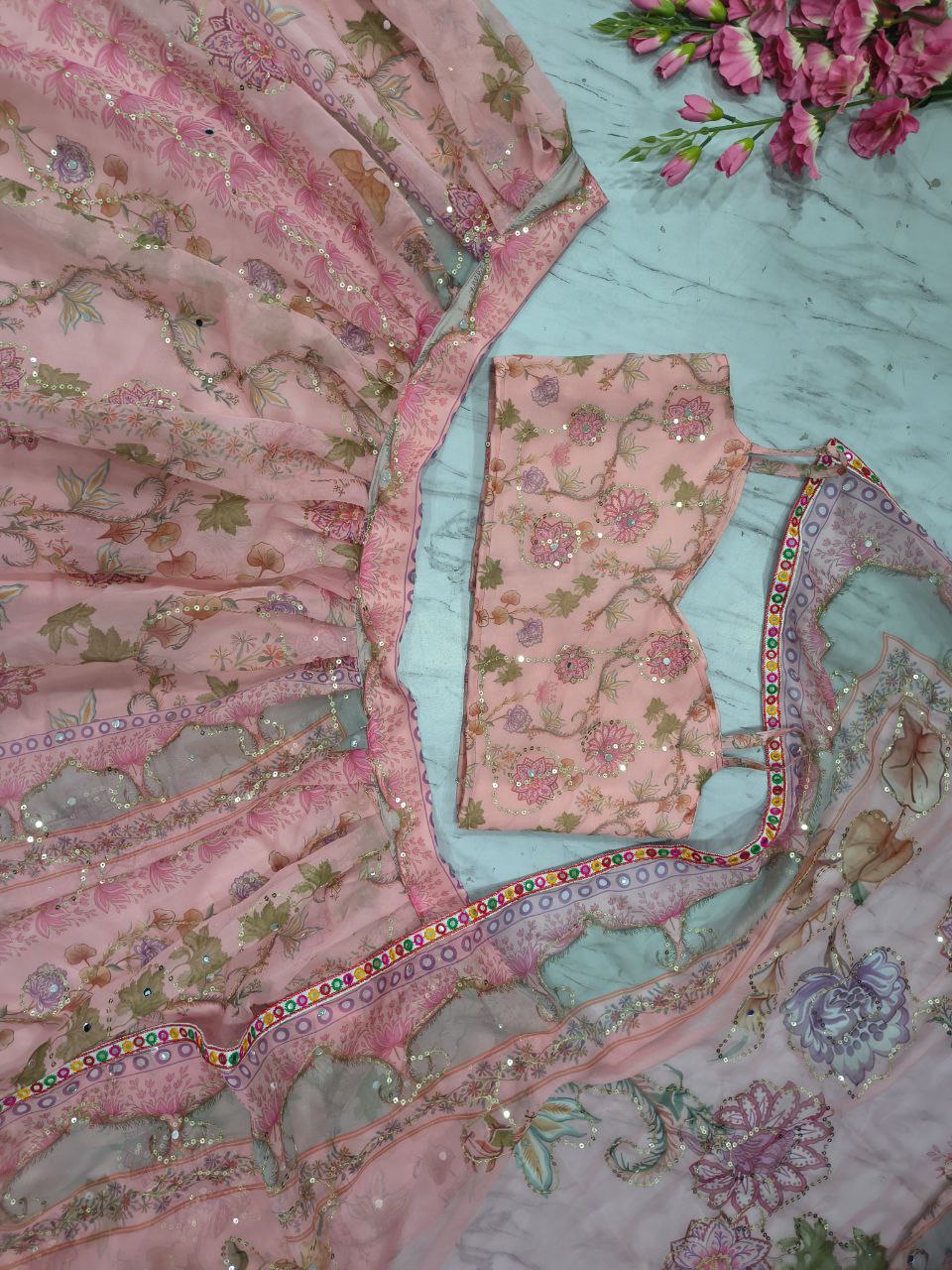 Sehen Sie umwerfend aus in diesem wunderschönen cremefarbenen Lehenga-Set