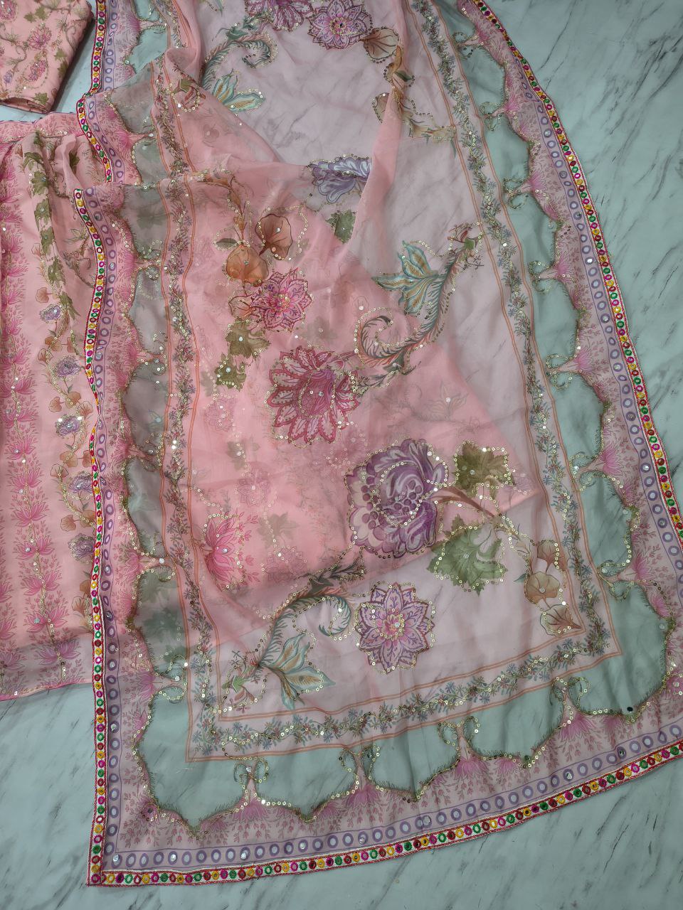 Sehen Sie umwerfend aus in diesem wunderschönen cremefarbenen Lehenga-Set