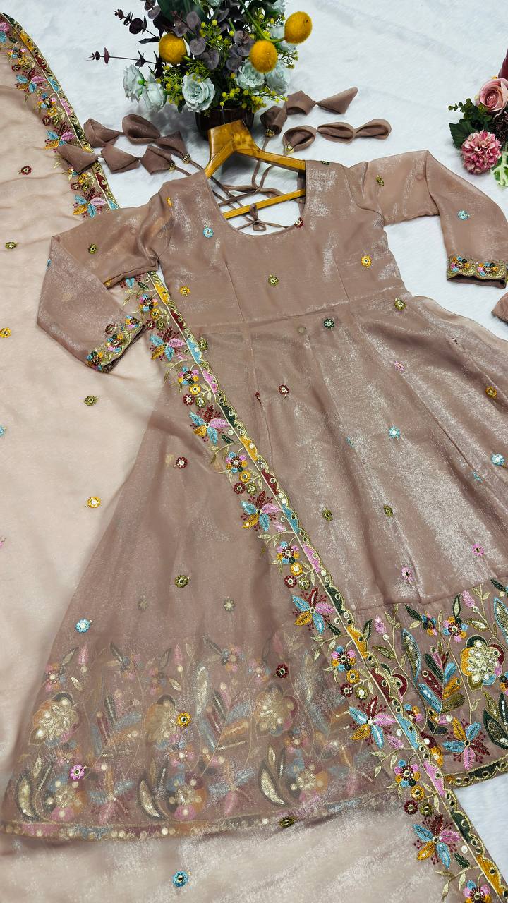 Arbeitsanzug aus schwerer Vichitra-Seide mit Stickereien