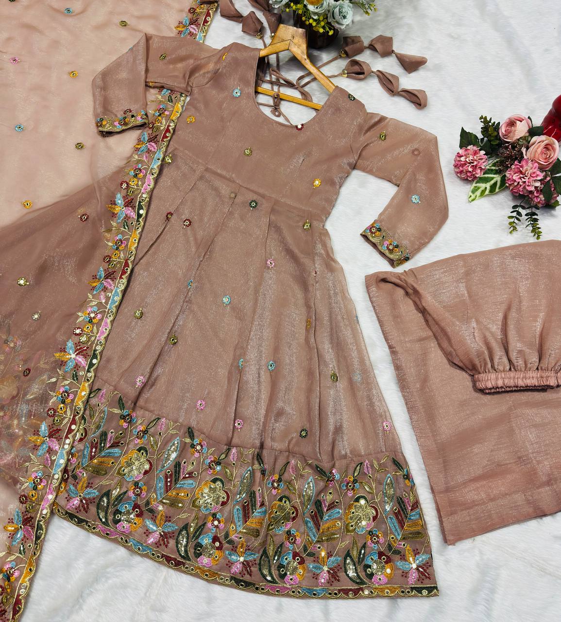 Arbeitsanzug aus schwerer Vichitra-Seide mit Stickereien