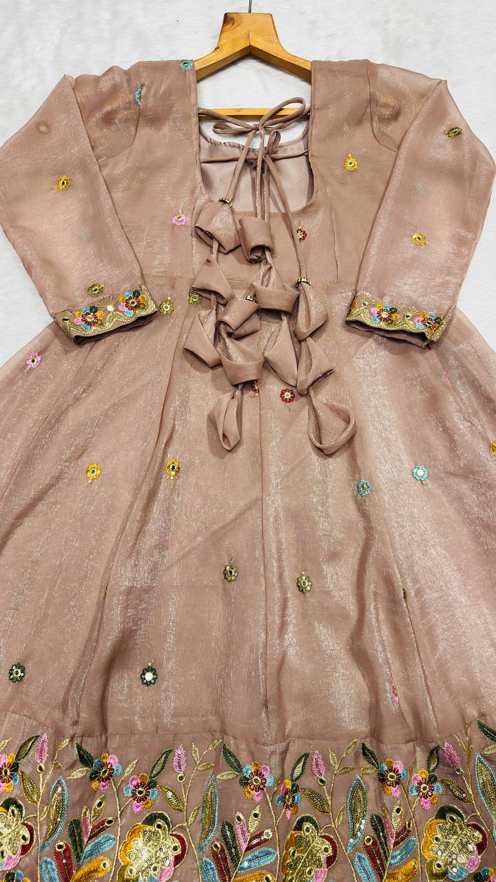 Arbeitsanzug aus schwerer Vichitra-Seide mit Stickereien