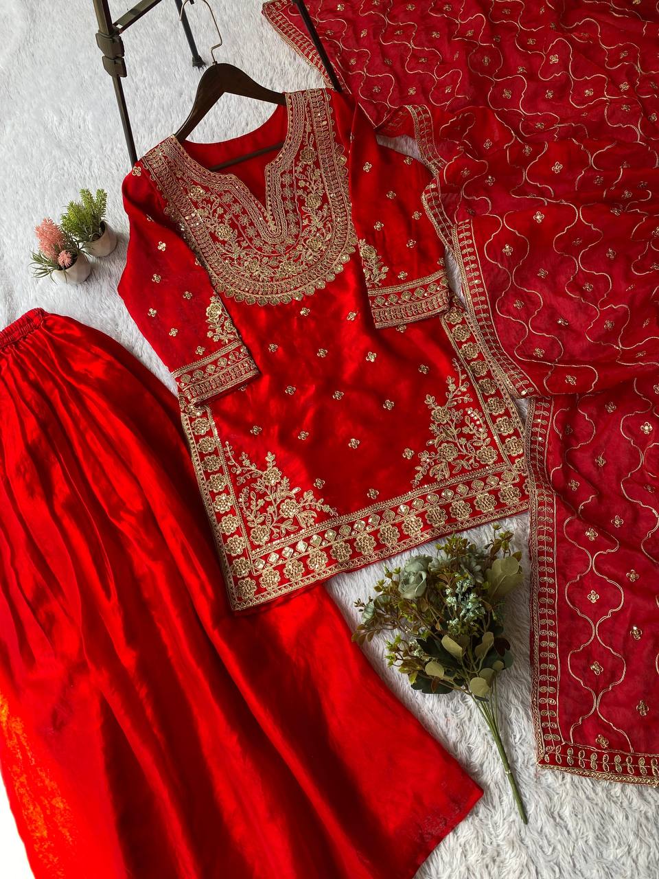 Kleid aus Georgette-Imitat mit üppiger Paillettenstickerei